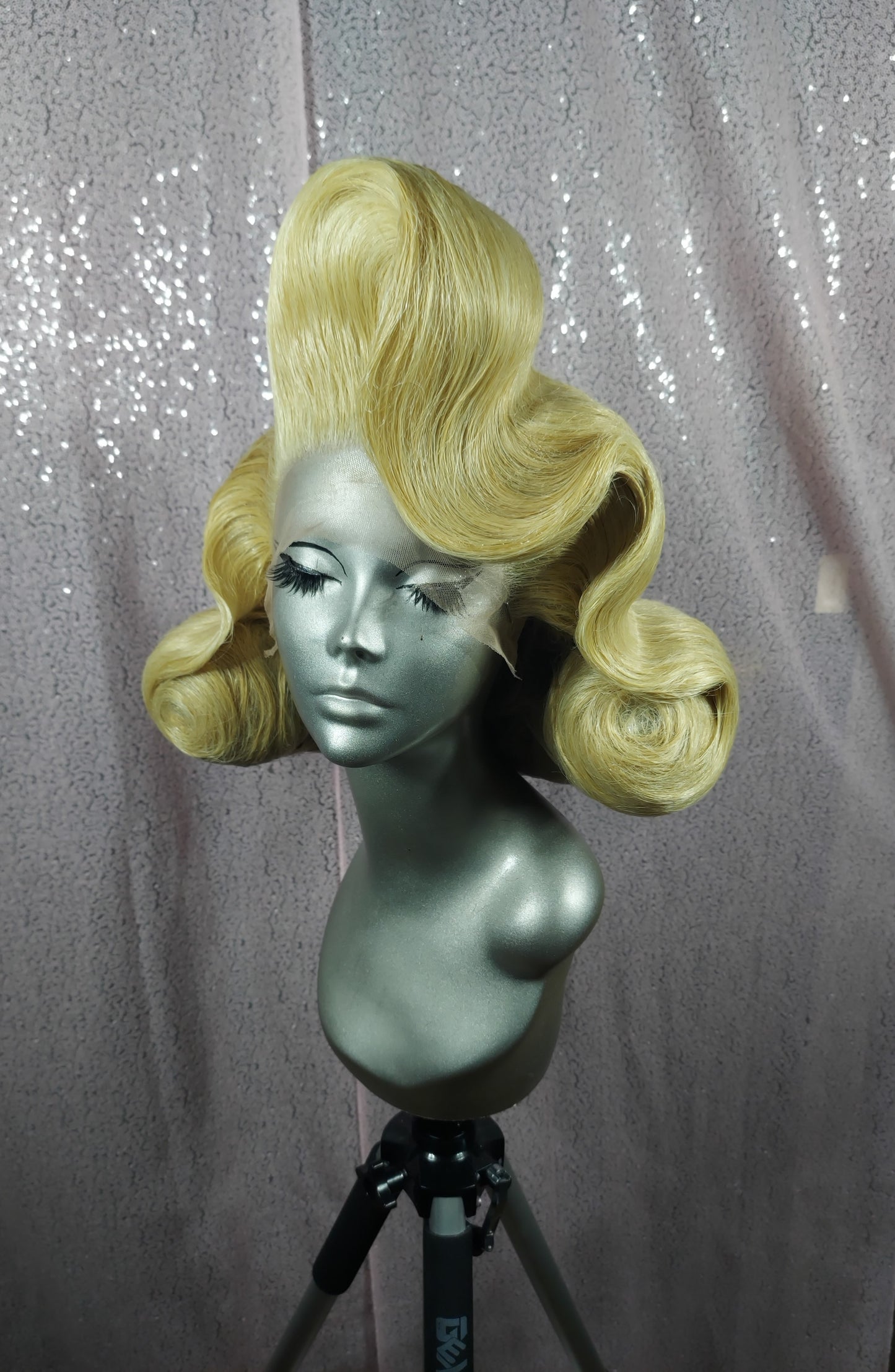Blonde Tuck-do