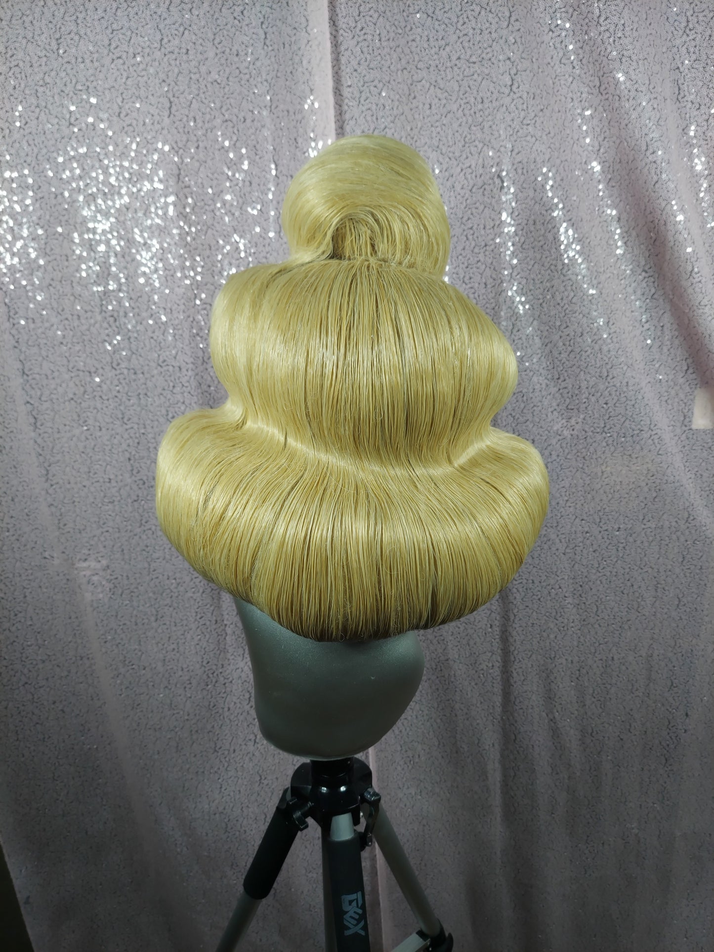 Blonde Tuck-do