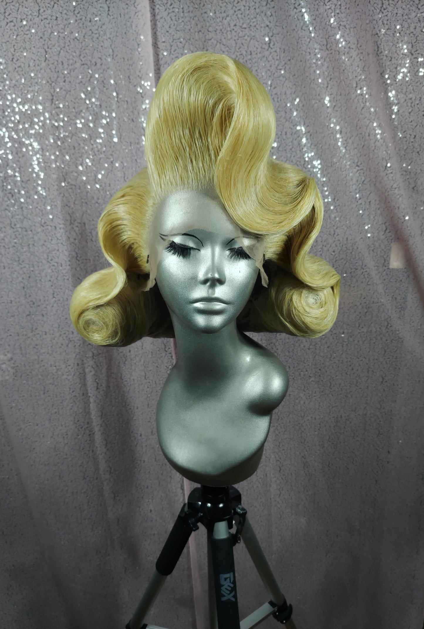 Blonde Tuck-do