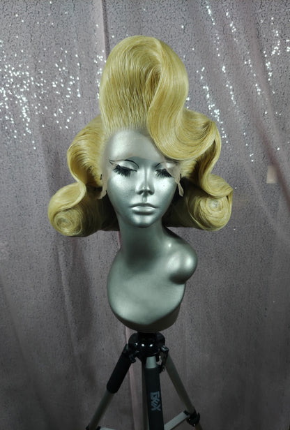 Blonde Tuck-do