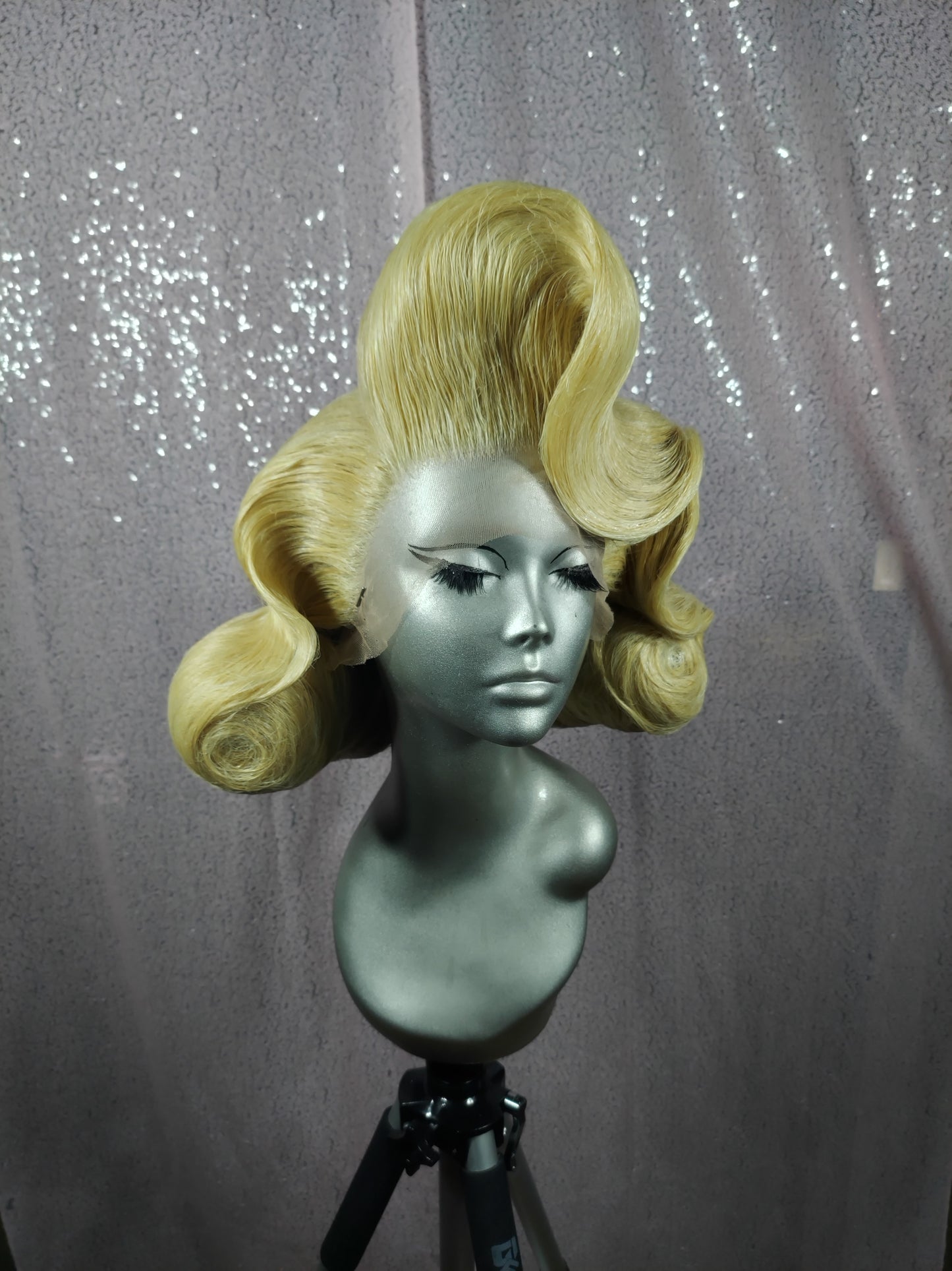 Blonde Tuck-do