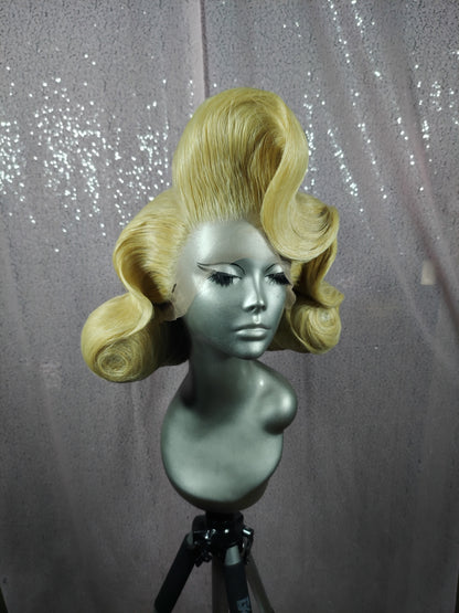 Blonde Tuck-do